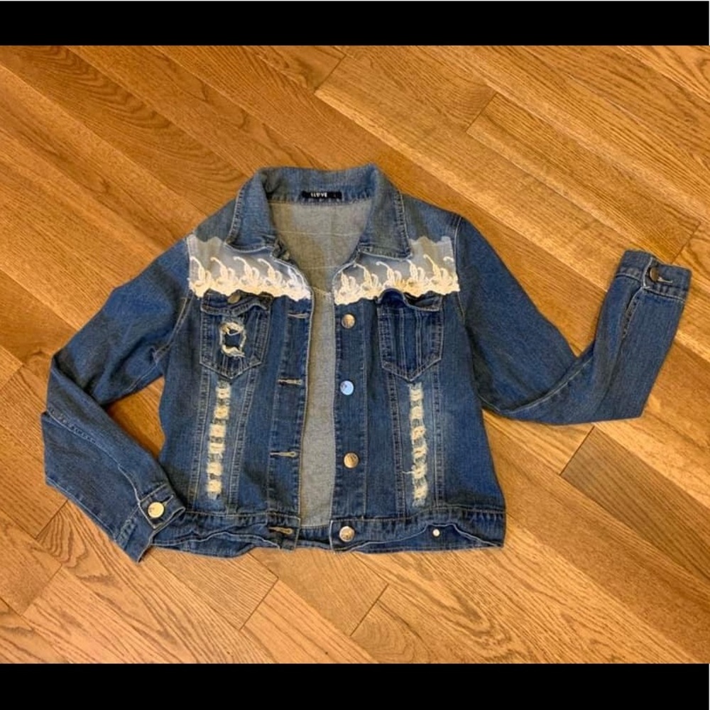 🌺 5/$25 Distressed Denim Jacket